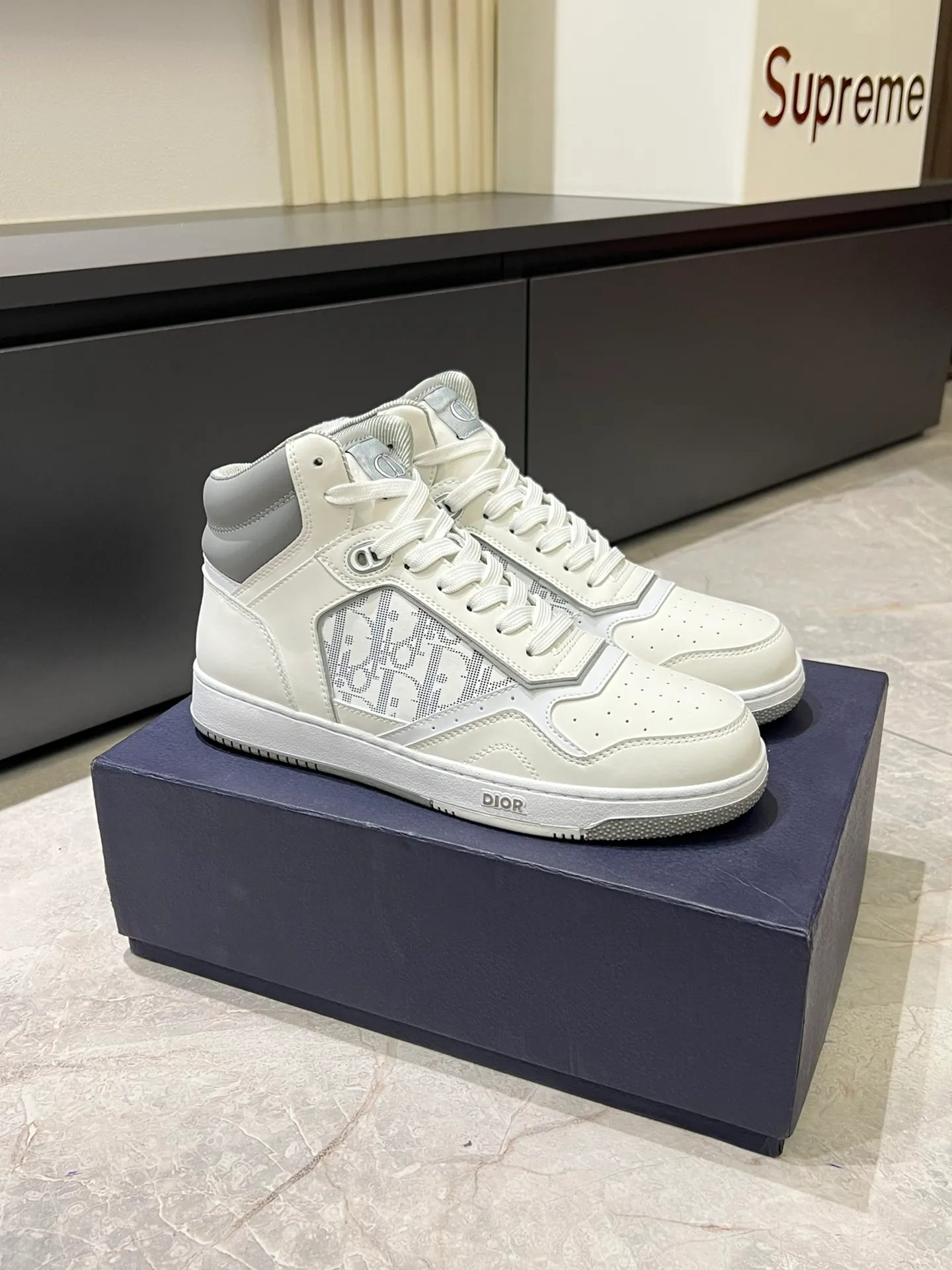 Men's shoes 💰p460 "Dio*" mid-top B27 casual sneakers. This B27 high-top sneaker is a new product in the series and continues Di*r's classic style. Crafted from gray and white smooth calf leather with beige and black Oblique print panels on the sides. The "CD Icon" shaped shoelace eyelets are clever and delicate, and the two-color rubber sole, rear collar and heel are all equipped with the brand's iconic details to enhance the style. Oblique printed straps at the ankle allow for an adjustable fit to complement the overall design. Fashionable and versatile, it can complement any look. Create an exquisite design with unique dynamic vitality and modern atmosphere, presented in low-top and high-top styles. This new must-have shoe adds a new dimension to Dior's archive heritage, embodying modern elegance. Purchase the original version and make it 1:1. If you need top quality, please come to me! Male 38-44!
